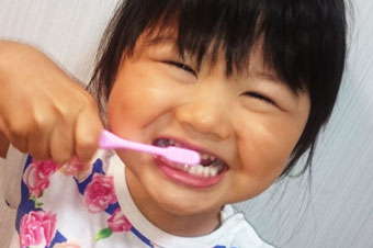 歯磨きをしている女の子