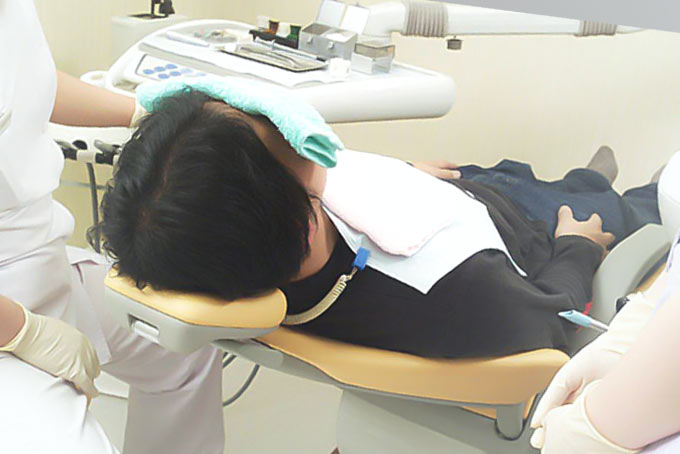 歯科で治療する男性