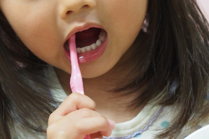 歯ブラシをする女の子供