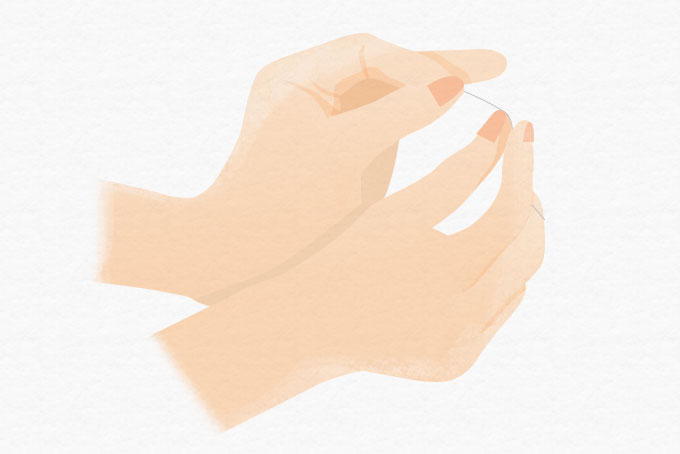 両手の人差し指でフロスをピンと張り人差し指どうしの感覚が1～1.5cmくらいになるように調節