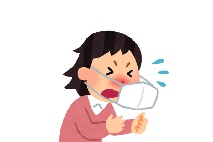 アレルギー性鼻炎でくしゃみをするマスクの女性
