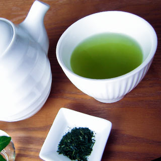 テーブルの上の急須と緑茶