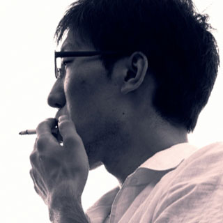 タバコを吸っている男性