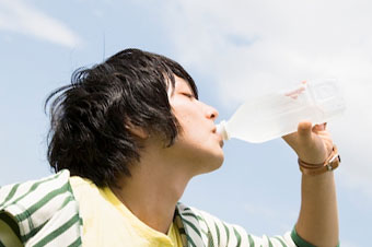 ペットボトルの水を飲んでいる男性